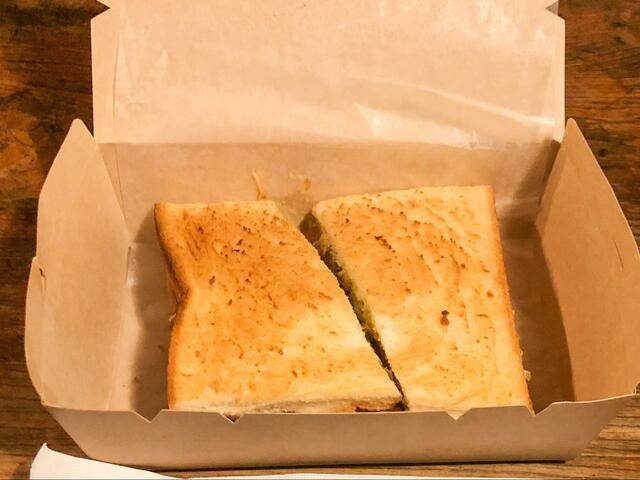 【上島珈琲店 カツサンド】温かい状態で提供してくれ、カツのほのかな香りが食欲を刺激します