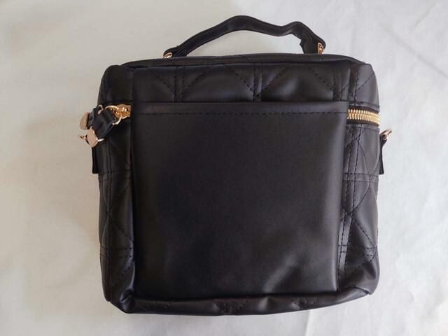 背面には、携帯が入るミニポケットつき