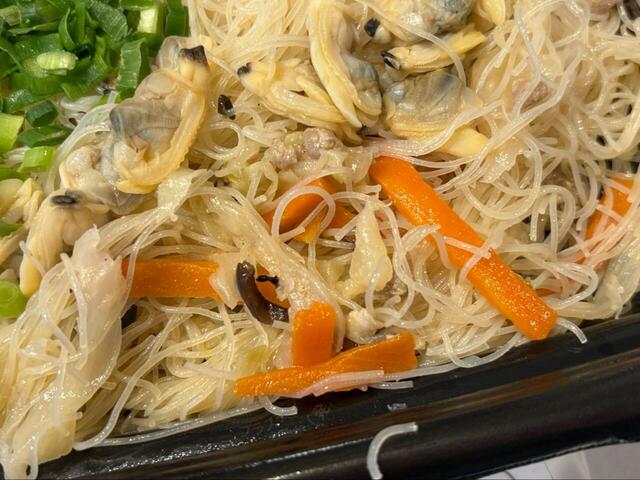 【ロピア 台湾風もり盛りあさりビーフン】鮮やかなにんじんやねぎで見た目も◎