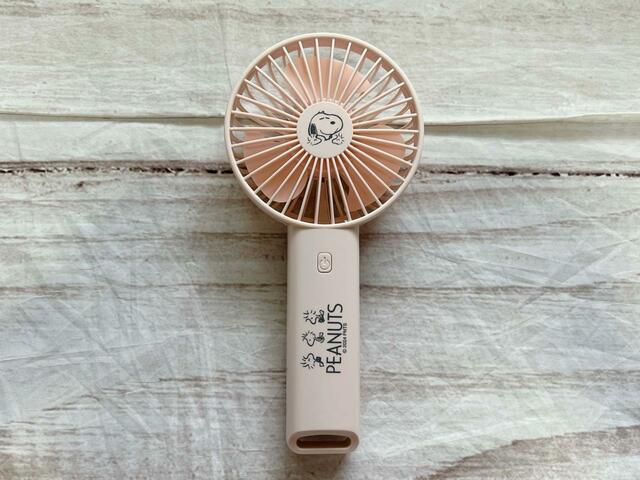 淡いサーモンピンクにスヌーピーのデザインがかわいいハンディ扇風機♪