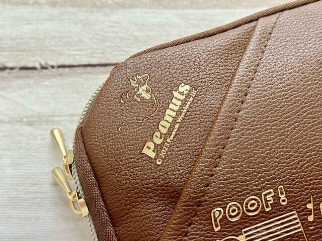 左上にはウッドストック＆Peanutsのロゴも♪【SNOOPY（スヌーピー）タテでもヨコでも持てる！スマホショルダーBOOK BROWN】