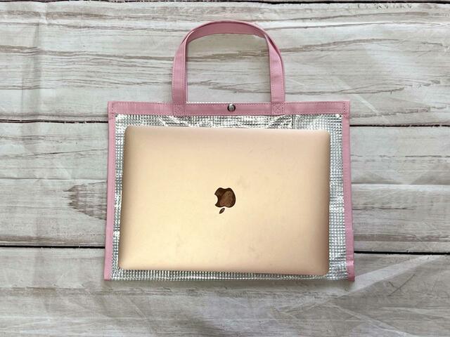 MacBook Airが入るサイズ感【紀ノ国屋】クリアミディアムバッグ：ピンク