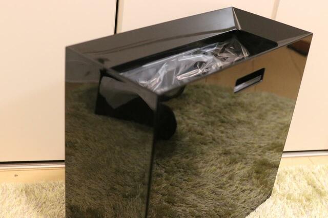 【山崎実業(Yamazaki)トラッシュカン ワイド ブラック】サイドに取っ手があるので移動もスムーズ