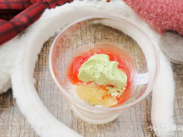 「東京ディズニーリゾートのクリスマス」 スペシャルメニュー｜ストロベリーケーキカップ｜550円｜販売店舗：ハングリーベア・レストラン、トゥモローランド・テラス、ザンビーニ・ブラザーズ・リストランテ、ニューヨーク・デリ