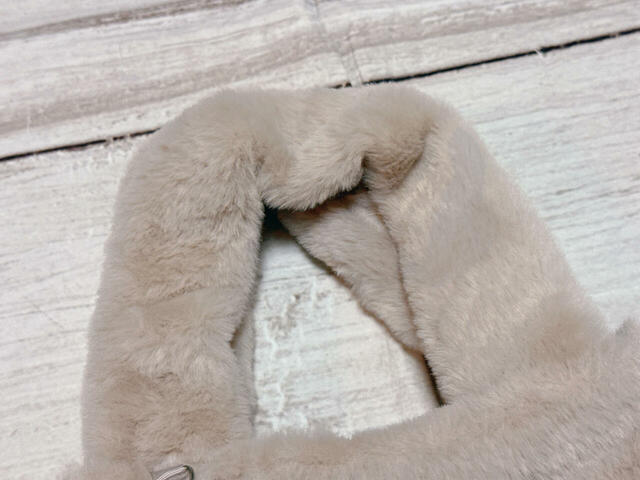 持ち手は短め。ハンドバッグ風や手で持てる長さです