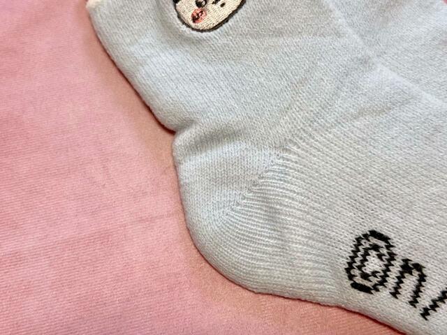 ハチワレのルームソックスはニット生地