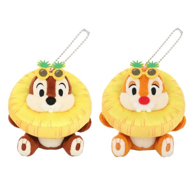ぬいぐるみバッジセット 4,200円|夏の東京ディズニーリゾート「Hello Hello SUMMER!」グッズ|販売店舗:東京ディズニーランド「グランドエンポーリアム」、東京ディズニーシー「タワー・オブ・テラー・メモラビリア」|発売日:2026年6月11日(木)