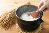 “炊飯器に入れるだけ”！「お米が劇的においしくなる」ご飯のかんたん裏ワザ8選
