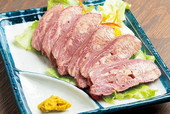 馬肉の名店／馬ん馬んいくどん（赤羽）　  馬のタンの燻製　800円