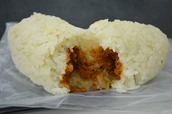 雙連朝市エリアにある『世紀豆漿大王』の飯糰はモチモチ食感。中の肉でんぶはほんのり甘く子供にも人気