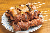 やきとりまるま（十条） 焼き鳥の盛り合せ 1188円 内容はおまかせで、5種類×各2本でワンセット。ほんのり漂う炭の香りが食欲をそそる。