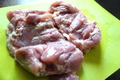 【カンロ飴レシピ:鶏もも肉のパリパリ北京ダック風】常温に戻した鶏もも肉を半分に切り、厚みのある部分に切り目を入れ、塩こしょうで両面に下味をつける
