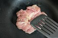 【カンロ飴レシピ：鶏もも肉のパリパリ北京ダック風】冷たい状態のスキレット（フライパンでもOK）に鶏もも肉の皮目を下にして置き、ヘラ等で肉をおさえつけながら弱火で7～8分焼く。皮目がパリッとしたら裏返し3～4分焼く