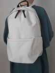 【KEYUCA N撥水 ライトシェル リュック】軽くて背負い心地も良し！アイボリーだとやや大きめに見えますが、小さすぎず大きすぎない丁度良いサイズ感です♪