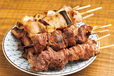 やきとりまるま（十条） 焼き鳥の盛り合せ 1188円 内容はおまかせで、5種類×各2本でワンセット。ほんのり漂う炭の香りが食欲をそそる。