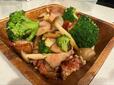 【コストコ つるしベーコン】ブロッコリー・きのこと一緒に、にんにく風味で炒めた副菜にもしてみました◎