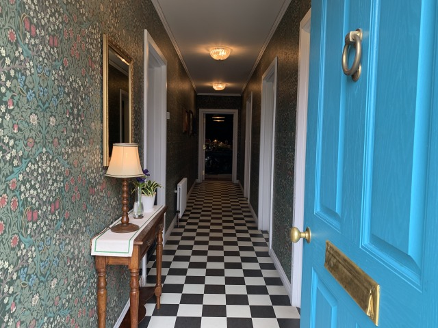 『アーヤと魔女』の玄関