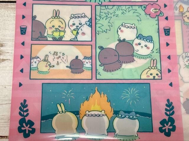 表紙には、ちいかわたちが島に到着してから、海岸で花火を眺めるエモいシーンまでがデザイン