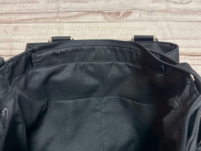 内側にもポケット付き!前面側に区切りポケットが2つついていますT