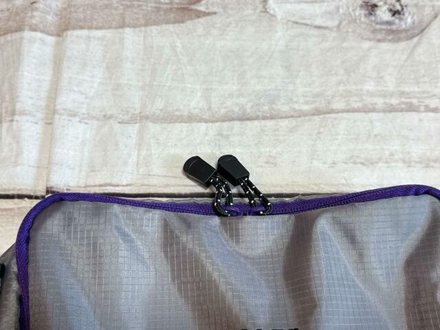 前面ポケットはWファスナー仕様。開け口をガバッと全部開かなくてもものが取り出せて便利！