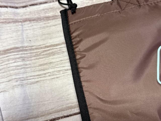 素材はポリエステル。上品な光沢感がある生地