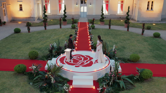 最後のローズセレモニーで2人の女性を前に悩む友永さん