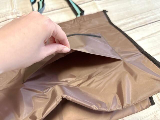 ファスナーポケット箇所はループになっており、キャリーオンが可能！