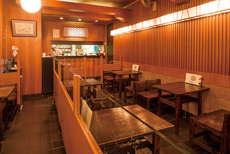 甘味処 初音（水天宮前）／内観。鼓をモチーフとした意匠がいたるところに施された店内。これは店名の由来が歌舞伎などに登場する「初音の鼓」であることから。入り口では土産用のあんみつやおしるこも販売。