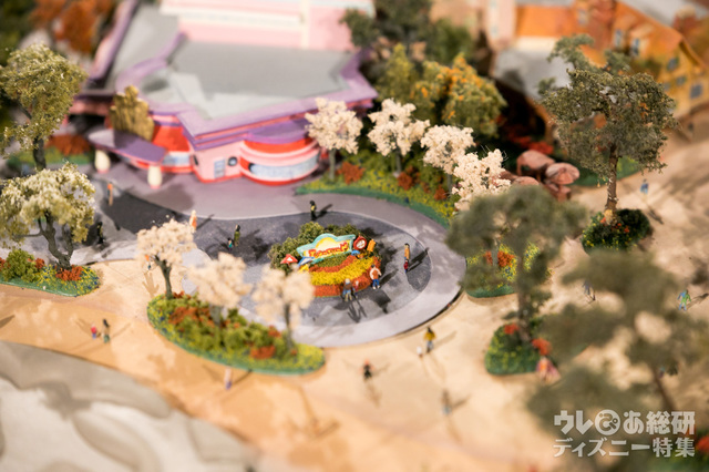 トゥーンタウンの新しい看板。左下に見えるのがプーさんのハニーハント。