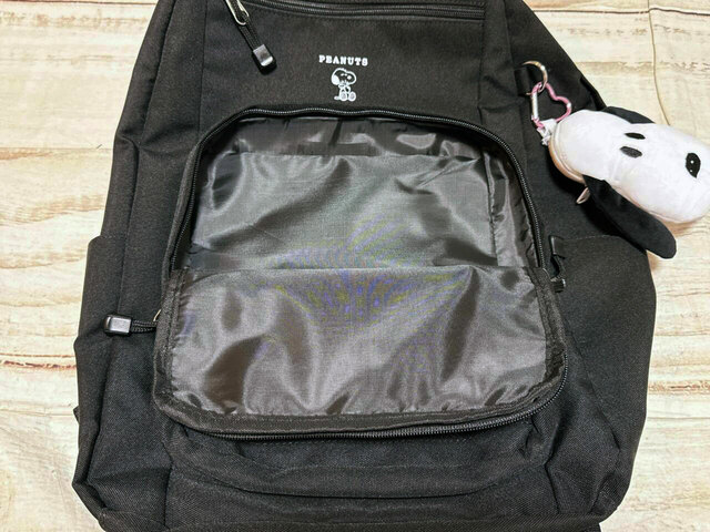 フラップ付きポケットの奥はファスナー付きのポケット