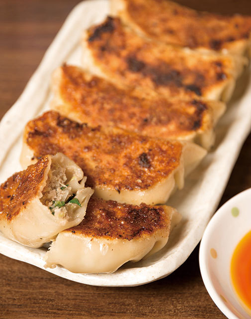 「ジャンボ餃子」の名店／らぁめん ひら石（高円寺）　ジャンボ餃子（5個）　730円