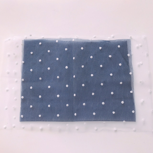 好みのリボンの大きさにチュールをカットします。ちなみに画像大のネイビーは10×15センチ、画像小のラベンダー は6×8センチでカットしています)真ん中でチュールをつまみ、ラバーゴムで結びます。