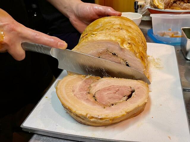 【Heart Restaurant 安ざわ家 練馬店 】切りたてのキングチャーシュー。これをフライパンでソテーします