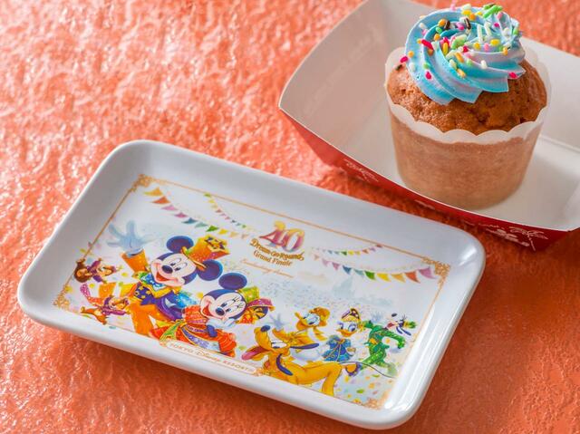 ストロベリーマフィン、スーベニアプレート付き 1,100円｜東京ディズニーリゾート40周年“ドリームゴーラウンド”グランドフィナーレ スーベニア付きメニュー｜発売日：2024年1月23日（火）｜販売店舗：東京ディズニーランド「トゥモローランド・テラス」、東京ディズニーシー「ザンビーニ・ブラザーズ・リストランテ」