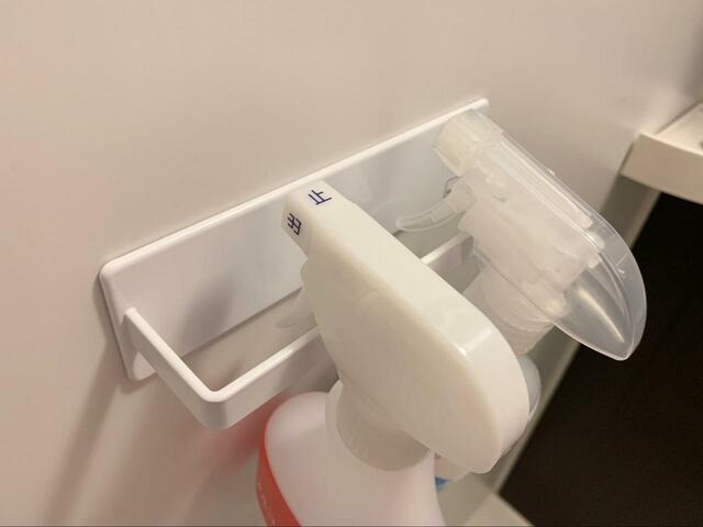 【tower マグネット バスルーム タオルハンガー】スプレーボトルもしっかりホールド