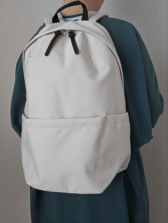 【KEYUCA N撥水 ライトシェル リュック】軽くて背負い心地も良し！アイボリーだとやや大きめに見えますが、小さすぎず大きすぎない丁度良いサイズ感です♪