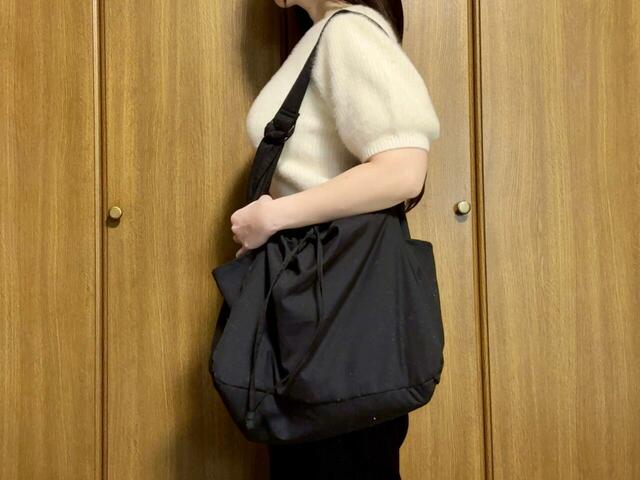 普段使いの際の少量の荷物を入れて肩がけにして持ってみました