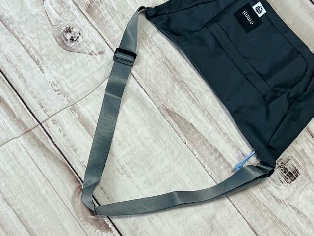 ショルダーストラップは光沢感のあるグレーカラー