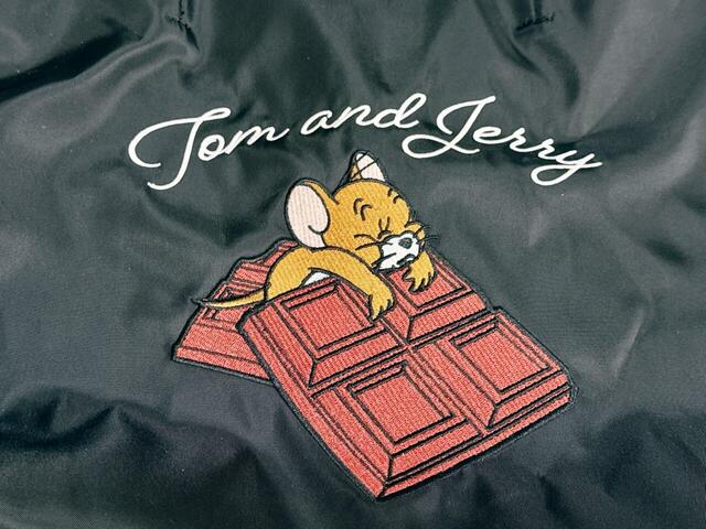 フロントには、チョコレートに抱きつくジェリーの刺繍入り！