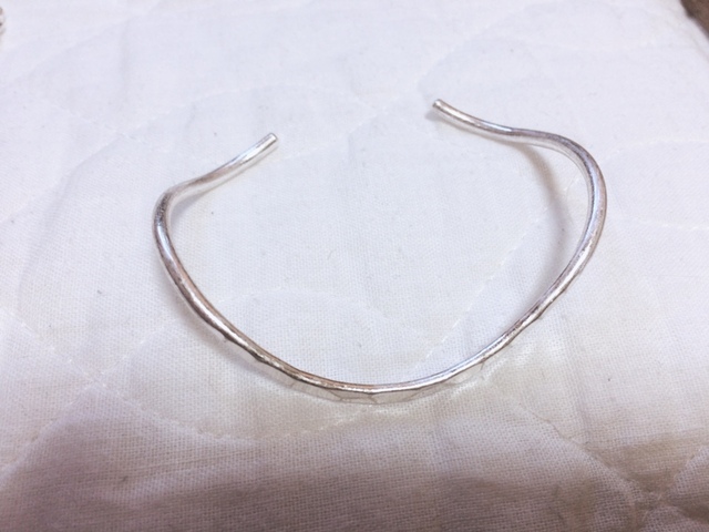 【beller winding thin bangle】波のようなデザイン