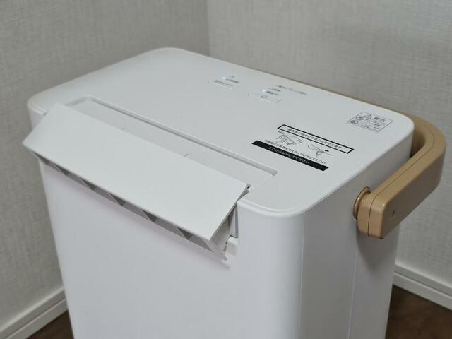 【アイリスオーヤマ　衣類乾燥除湿機】多くの除湿機は上向きの送風口が一般的ですが、この除湿機は送風口をやや手前に引っ張ると下に風が向くようになります