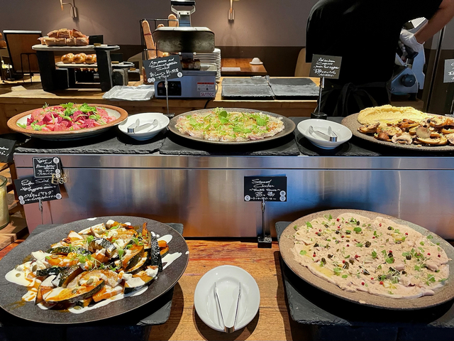 【モアザン タパス ラウンジ】四季折々の素材を使った、作りたての料理を食べさせてもらおう