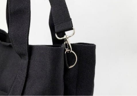 【『BAYFLOW 収納5ポケット LOGO TOTEBAG BOOK BIG』(宝島社)】取り外せるショルダーストラップ