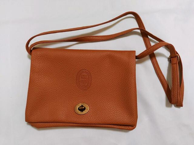 【nest Robe（ネストローブ）ショルダーバッグ】落ち着いたカラーで使いやすそう