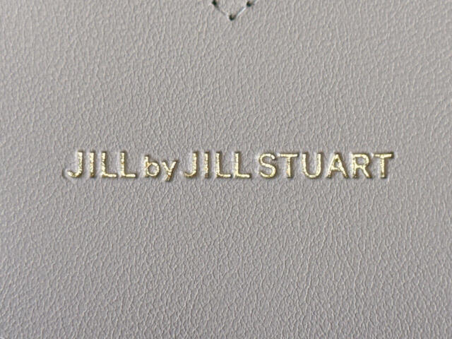 正面に「JILL by JILL STUART」のゴールドの箔押し入り