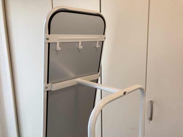 【ニトリ ハンガー付きスタンドミラー ストレージ2】鏡裏にはフックが3つついています