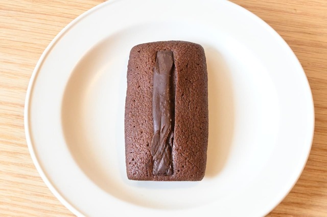 【カドー ドゥ】チョコレートでできたバトンがセンターに配された「フィナンシェ ショコラ」