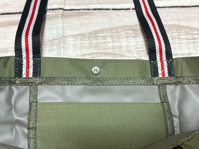 吊りポケットがついているので、細々したものの整理に便利