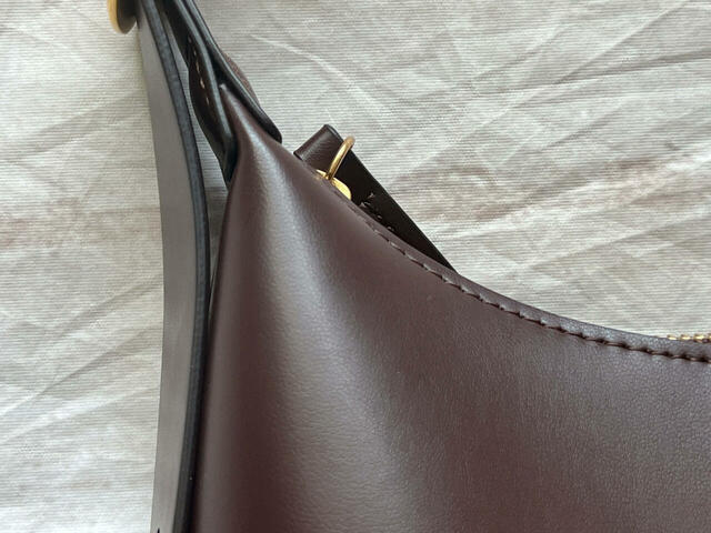 カラーはオフホワイト、ブラック、ダークブラウンの3色展開。今回はダークブラウンをチョイス