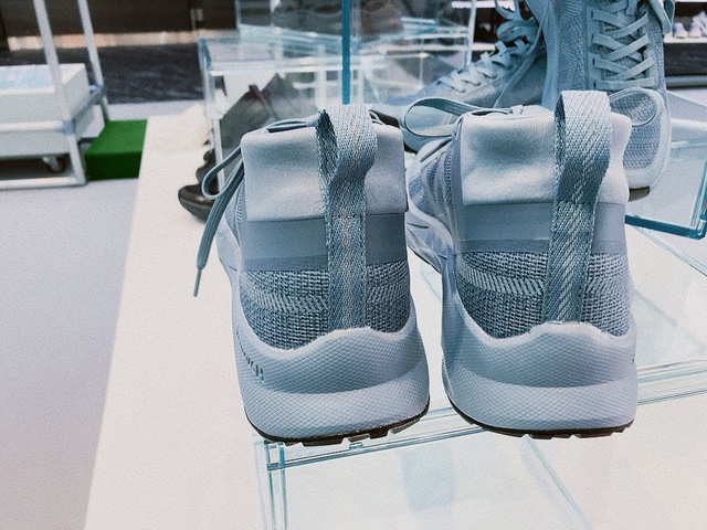 【ワークマン 防水シューズハイバウンスレイン】グレーと水色の中間のような色味のアクアブルー